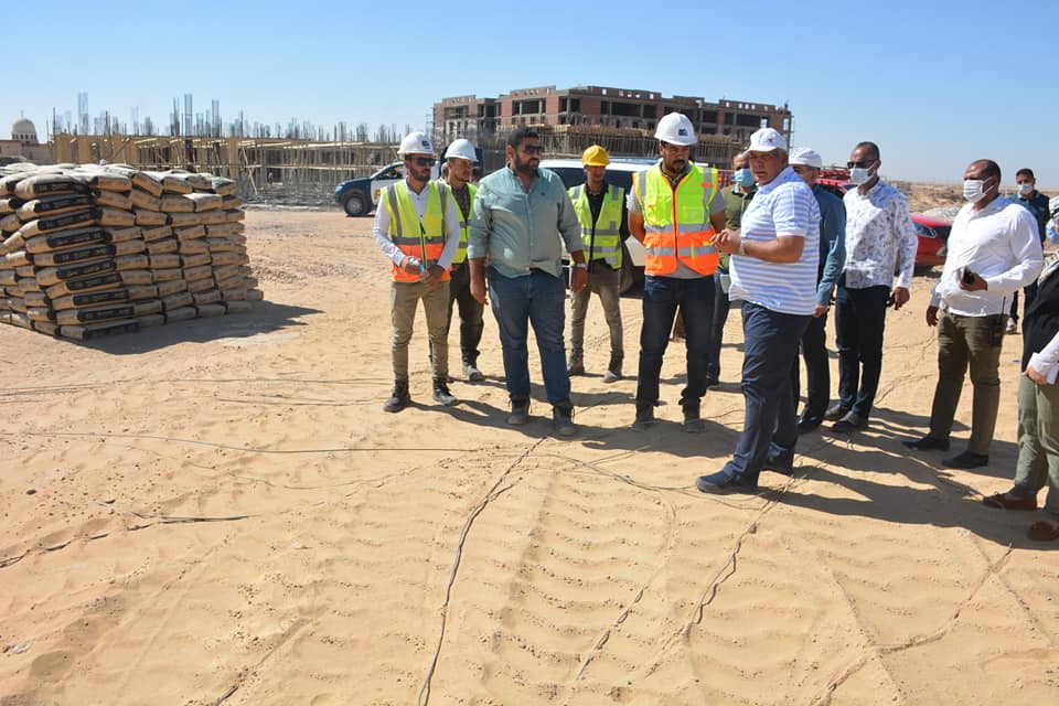محافظ الوادي الجديد يسحب بعض الاعمال المسندة لشركات تنفذ مجمع المصالح المميكن بالخارجة