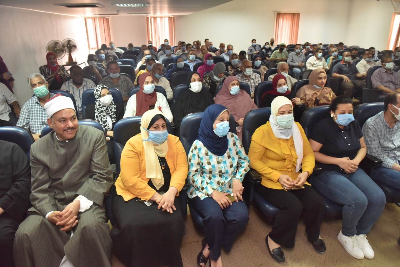 محافظ أسيوط يكرم المهندس نبيل الطيبي لترقيته سكرتير عام الدقهلية (12)