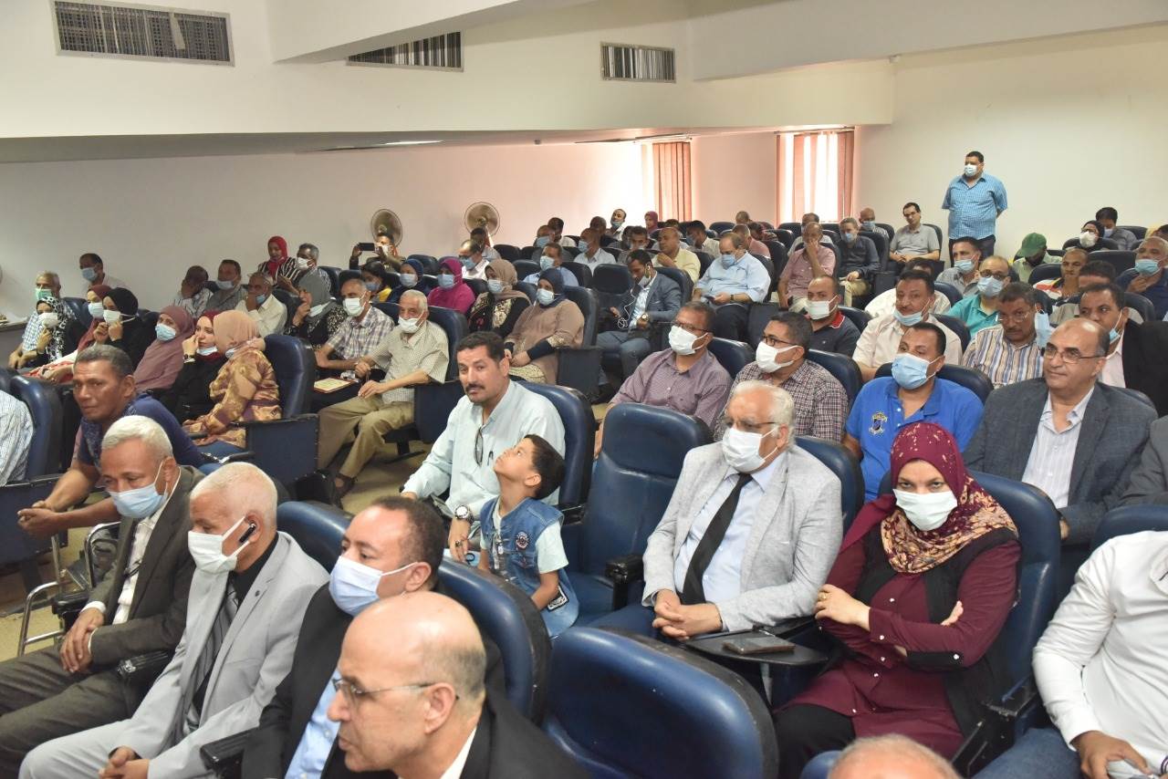 محافظ أسيوط يكرم المهندس نبيل الطيبي لترقيته سكرتير عام الدقهلية (13)