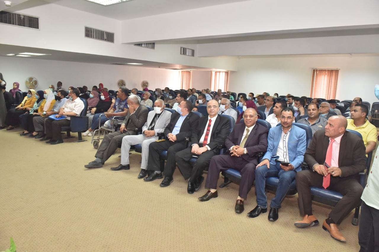 محافظ أسيوط يكرم المهندس نبيل الطيبي لترقيته سكرتير عام الدقهلية (3)