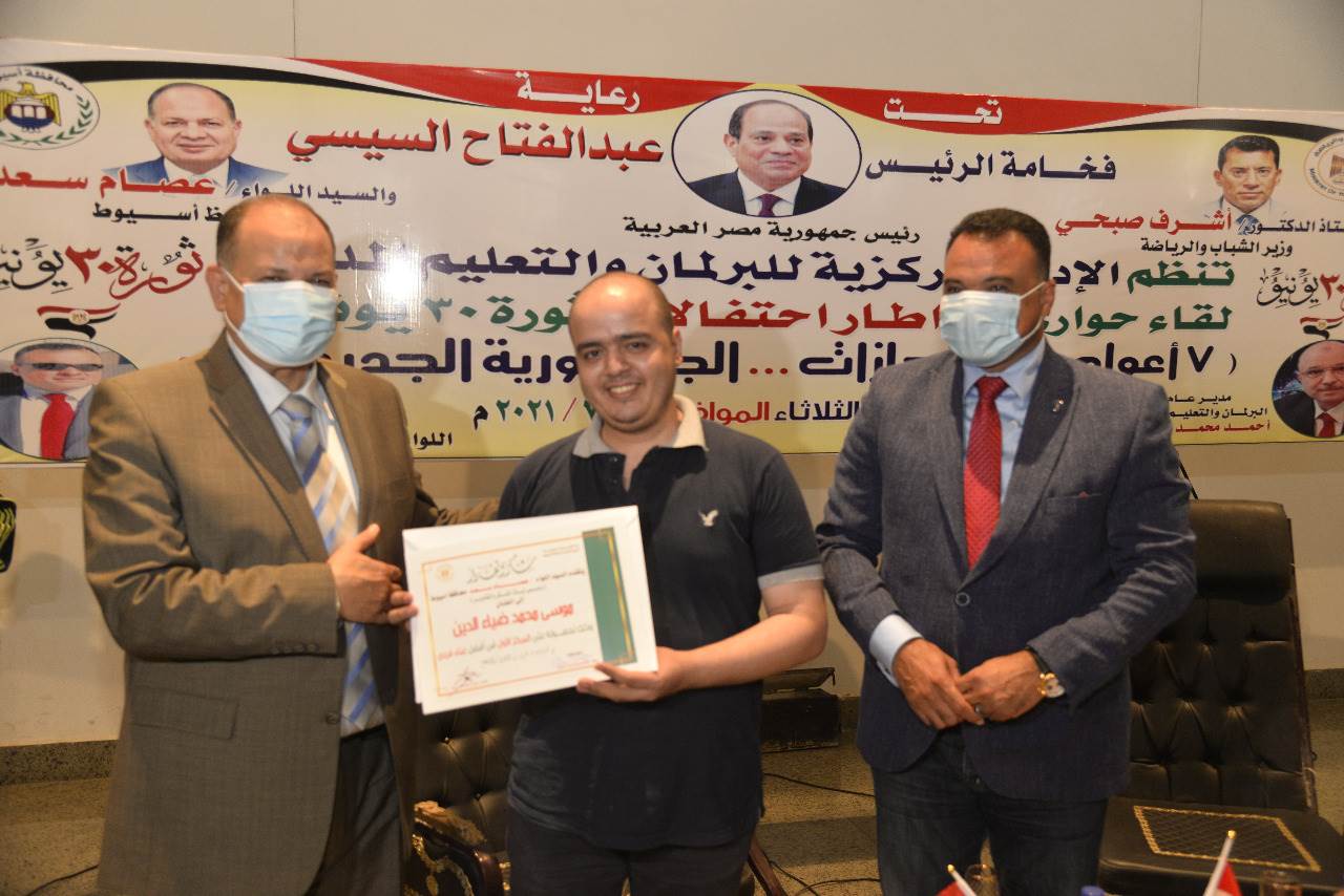 احتفالات بذكرى ثورة 30 يونيو محافظ أسيوط يشهد تكريم بعض أسر الشهداء (18)