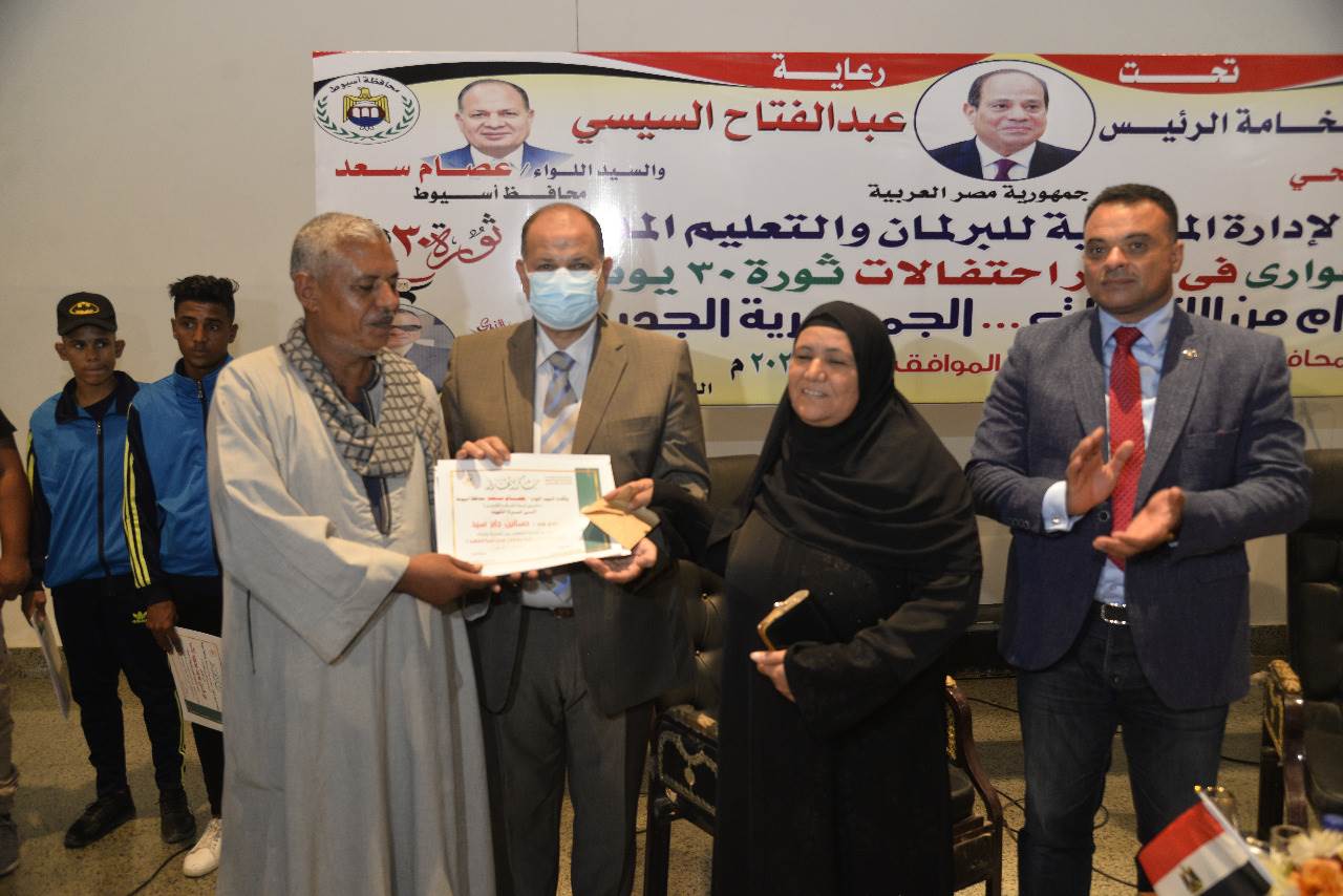 احتفالات بذكرى ثورة 30 يونيو محافظ أسيوط يشهد تكريم بعض أسر الشهداء (11)