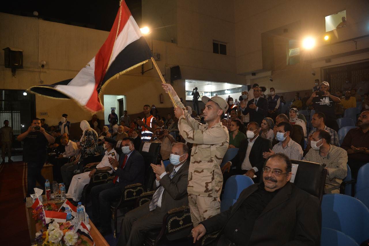 احتفالات بذكرى ثورة 30 يونيو محافظ أسيوط يشهد تكريم بعض أسر الشهداء (6)
