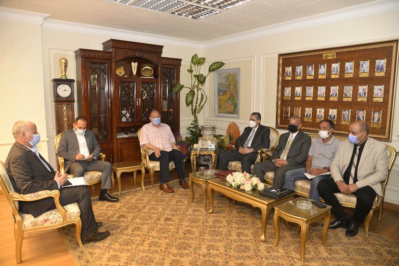 محافظ أسيوط يلتقي رئيس جهاز تنفيذ المشروعات الصناعية والتعدينية بوزارة التجارة (1)