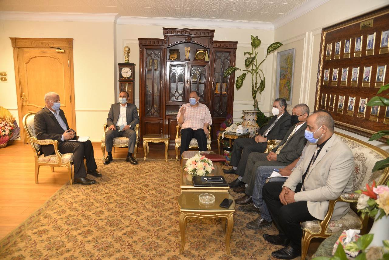 محافظ أسيوط يلتقي رئيس جهاز تنفيذ المشروعات الصناعية والتعدينية بوزارة التجارة (4)