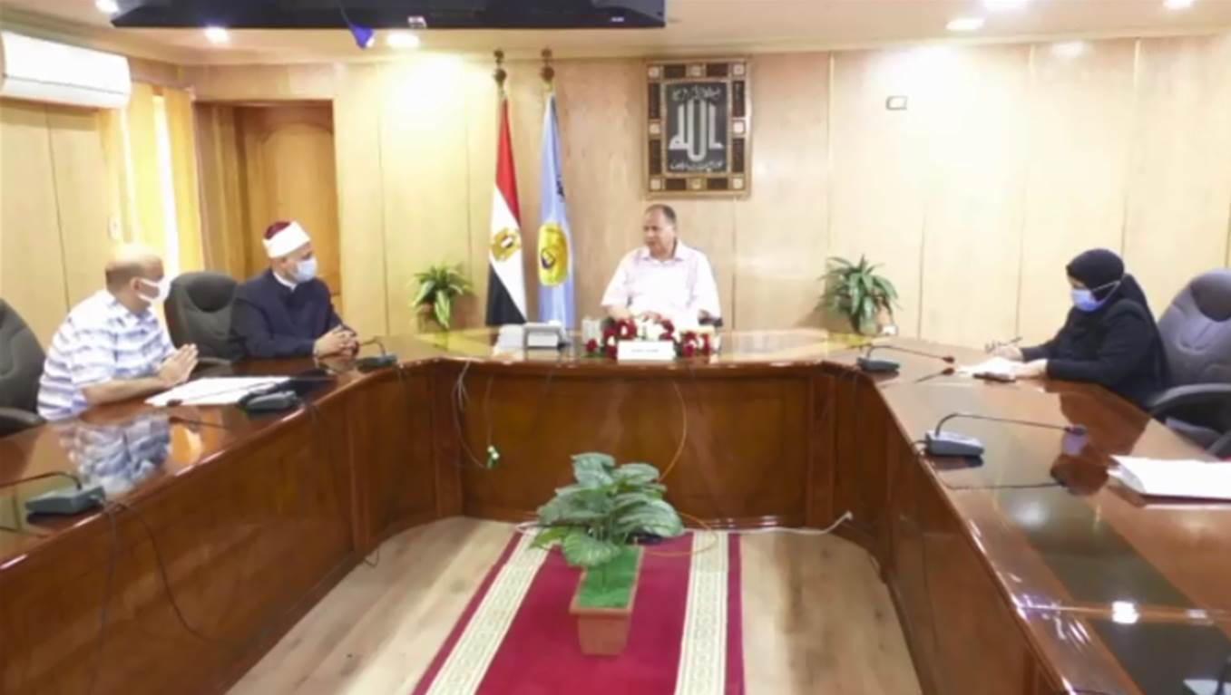 محافظ أسيوط يعقد اجتماعا لمناقشة الاجراءات اللازم اتباعها لمواجهة ظاهرة حرق المخلفات الزراعية والحد