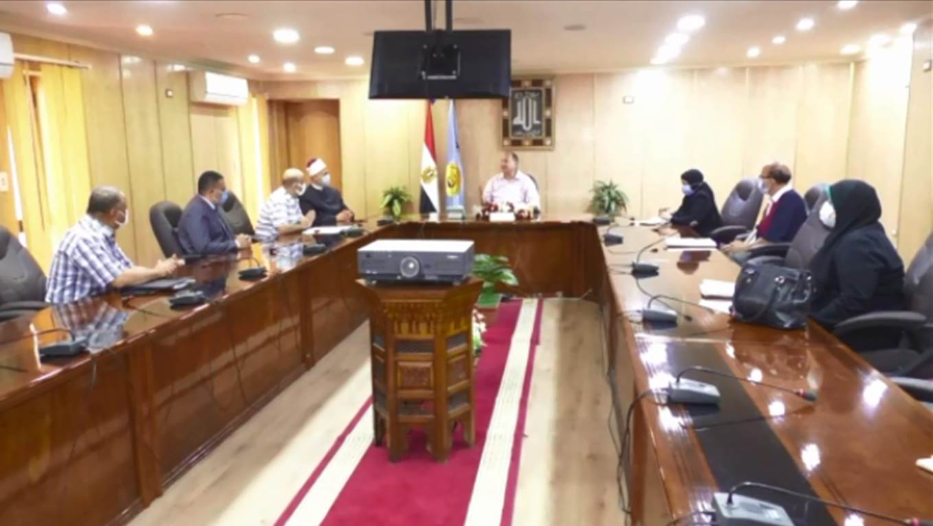محافظ أسيوط يعقد اجتماعا لمناقشة الاجراءات اللازم اتباعها لمواجهة ظاهرة حرق المخلفات الزراعية والحد