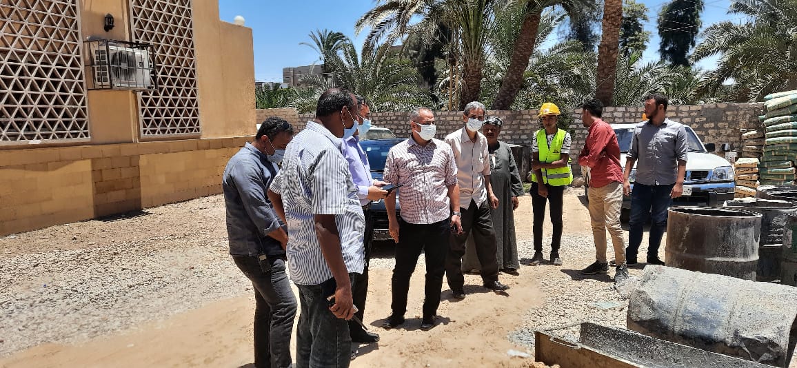 محافظ أسيوط يوجه بمتابعة مشروعات حياة كريمة والنائب يقوم بجولة تفقدية بمركز ومدينة الفتح (1)