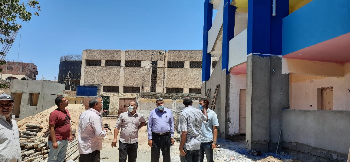 محافظ أسيوط يوجه بمتابعة حياة كريمة بالقرى ونائبه يتفقد مشروعات بقريتي بني زيد والواسطى (1)