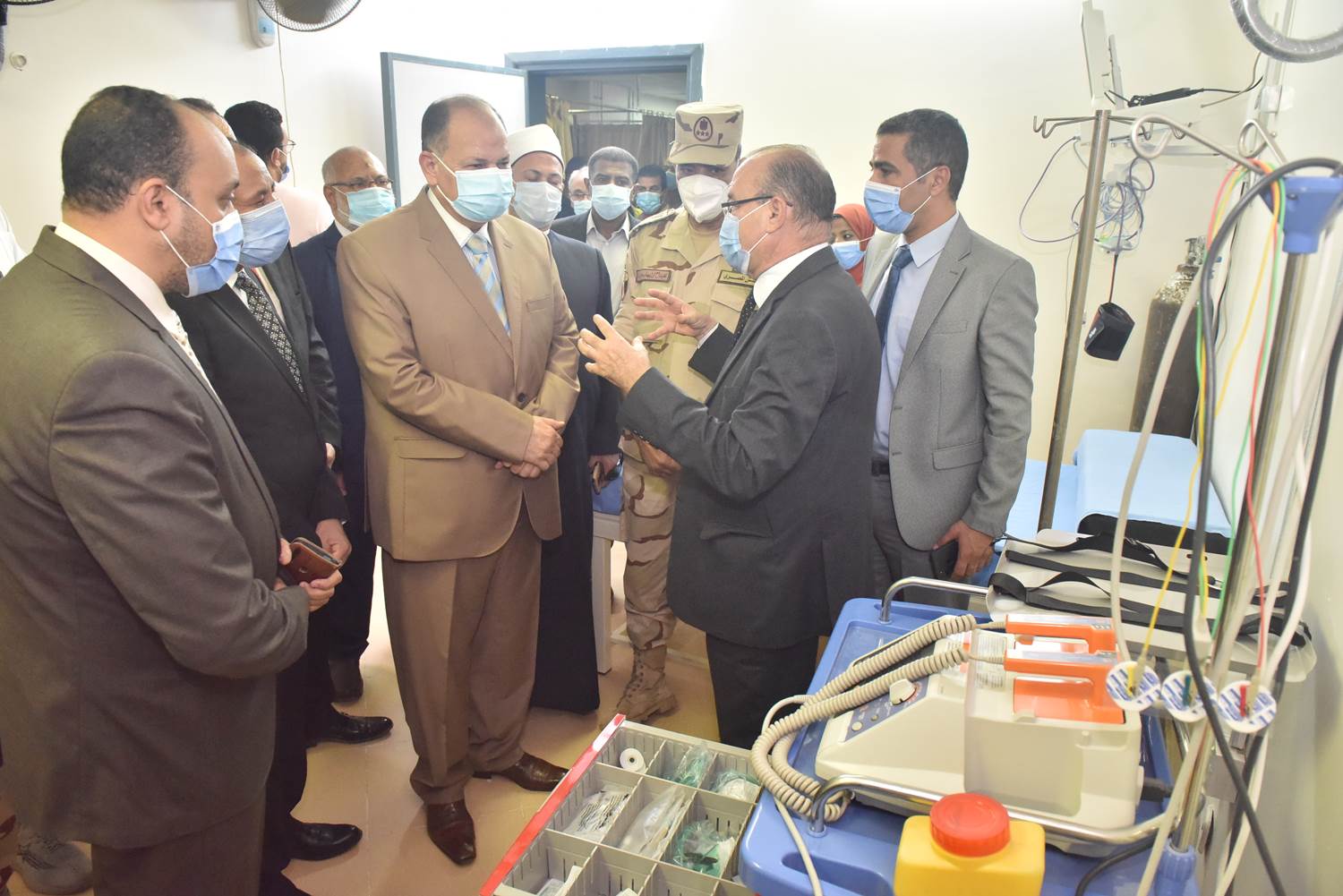 محافظ أسيوط ونائب رئيس جامعة الأزهر يفتتحان قسم الطوارئ بمستشفى جامعة الأزهر (7)