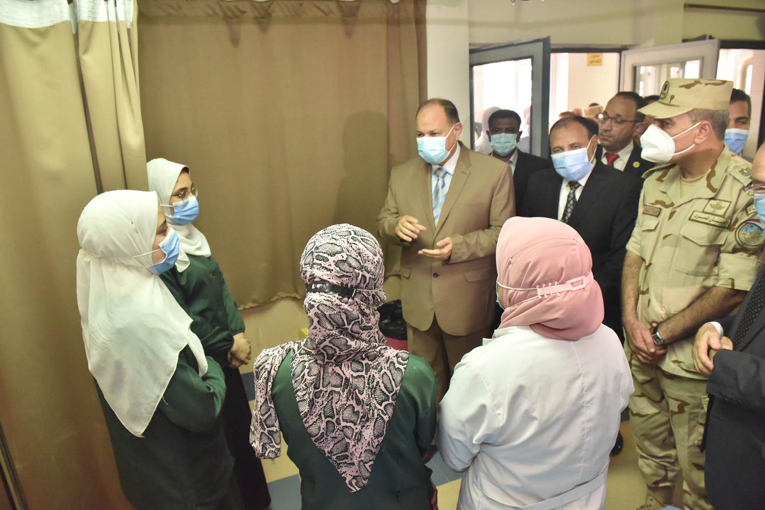 محافظ أسيوط ونائب رئيس جامعة الأزهر يفتتحان قسم الطوارئ بمستشفى جامعة الأزهر (4)