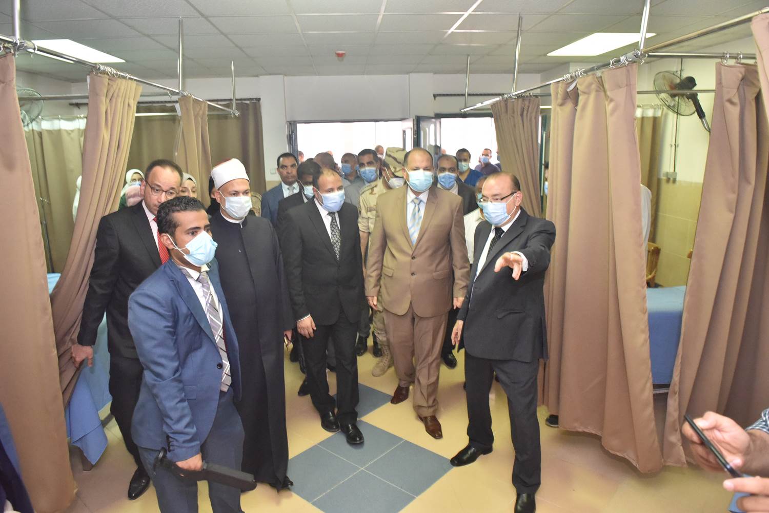 محافظ أسيوط ونائب رئيس جامعة الأزهر يفتتحان قسم الطوارئ بمستشفى جامعة الأزهر (5)