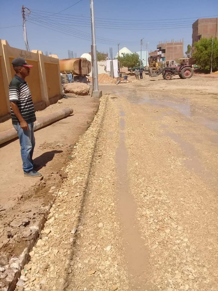 رصف طرق داخلية بقرى مركز الداخلة في الوادي الجديد (1)