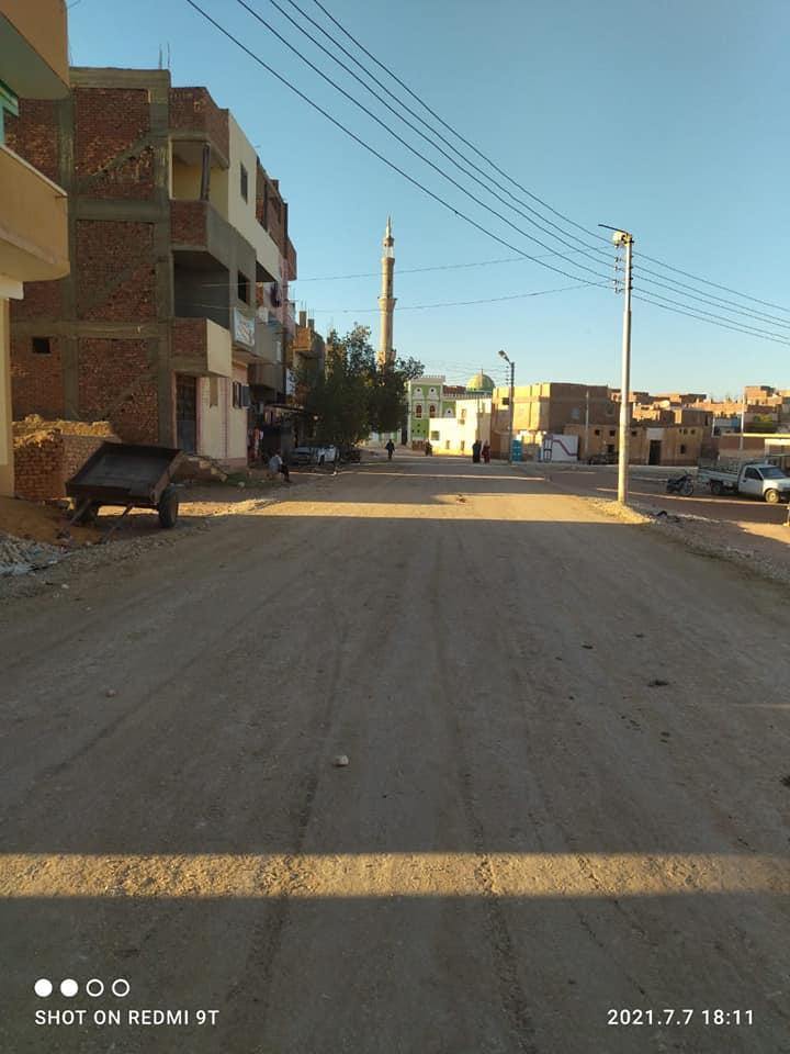 رصف طرق داخلية بقرى مركز الداخلة في الوادي الجديد (2)