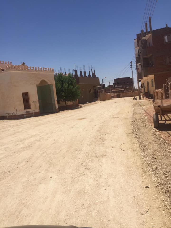 رصف طرق داخلية بقرى مركز الداخلة في الوادي الجديد (4)