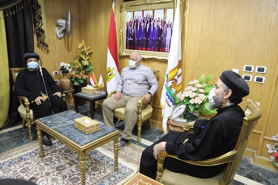 محافظ الوادي الجديد يستقبل الأنبا أرسانيوس أسقف الوادي الجديد والواحات (1)