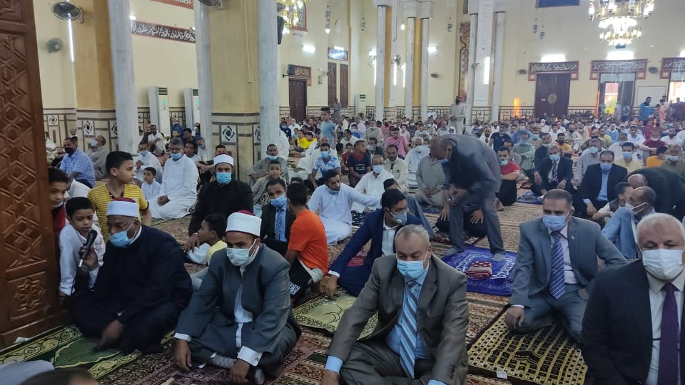 محافظ الوادي الجديد يؤدى صلاة عيد الاضحى بالمجمع الإسلامي بمدينة الخارجة (1)