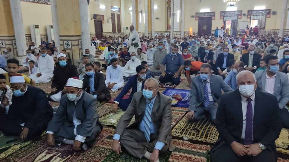 محافظ الوادي الجديد يؤدى صلاة عيد الاضحى بالمجمع الإسلامي بمدينة الخارجة (2)