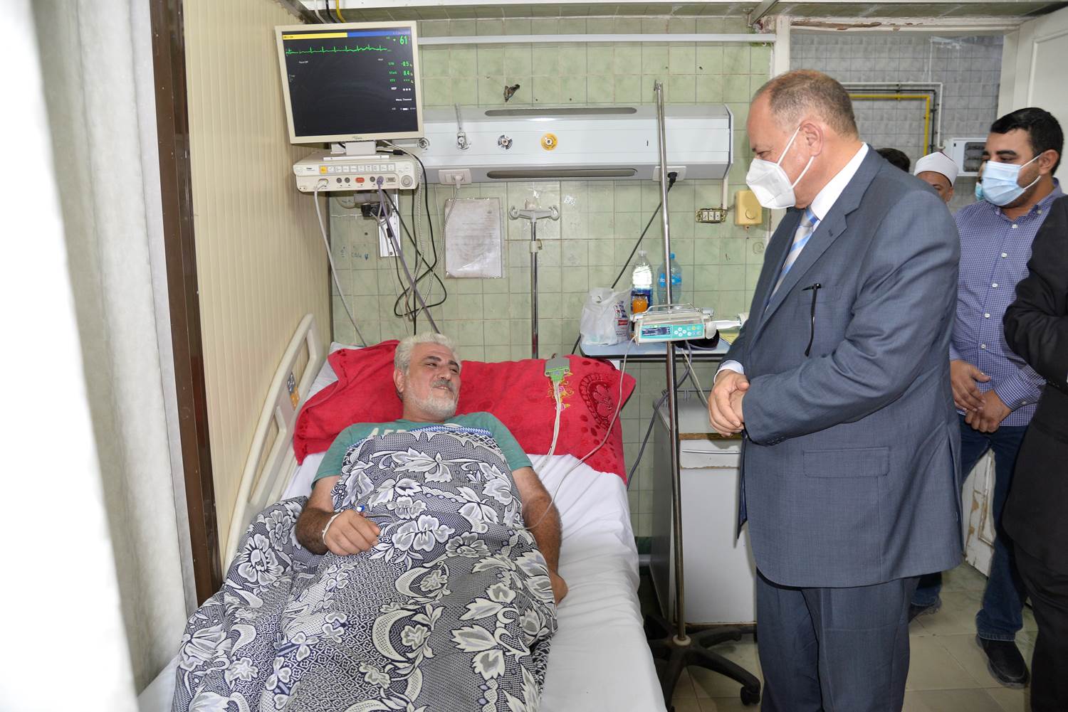 محافظ أسيوط يزور مستشفيات الإيمان العام والشاملة لتهنئة المرضى بعيد الأضحى (16)