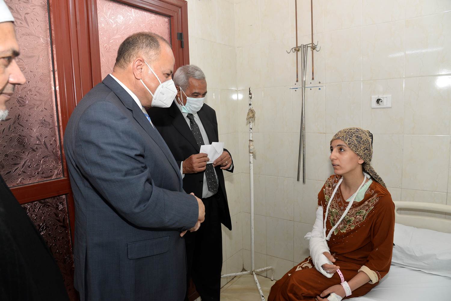 محافظ أسيوط يزور مستشفيات الإيمان العام والشاملة لتهنئة المرضى بعيد الأضحى (8)