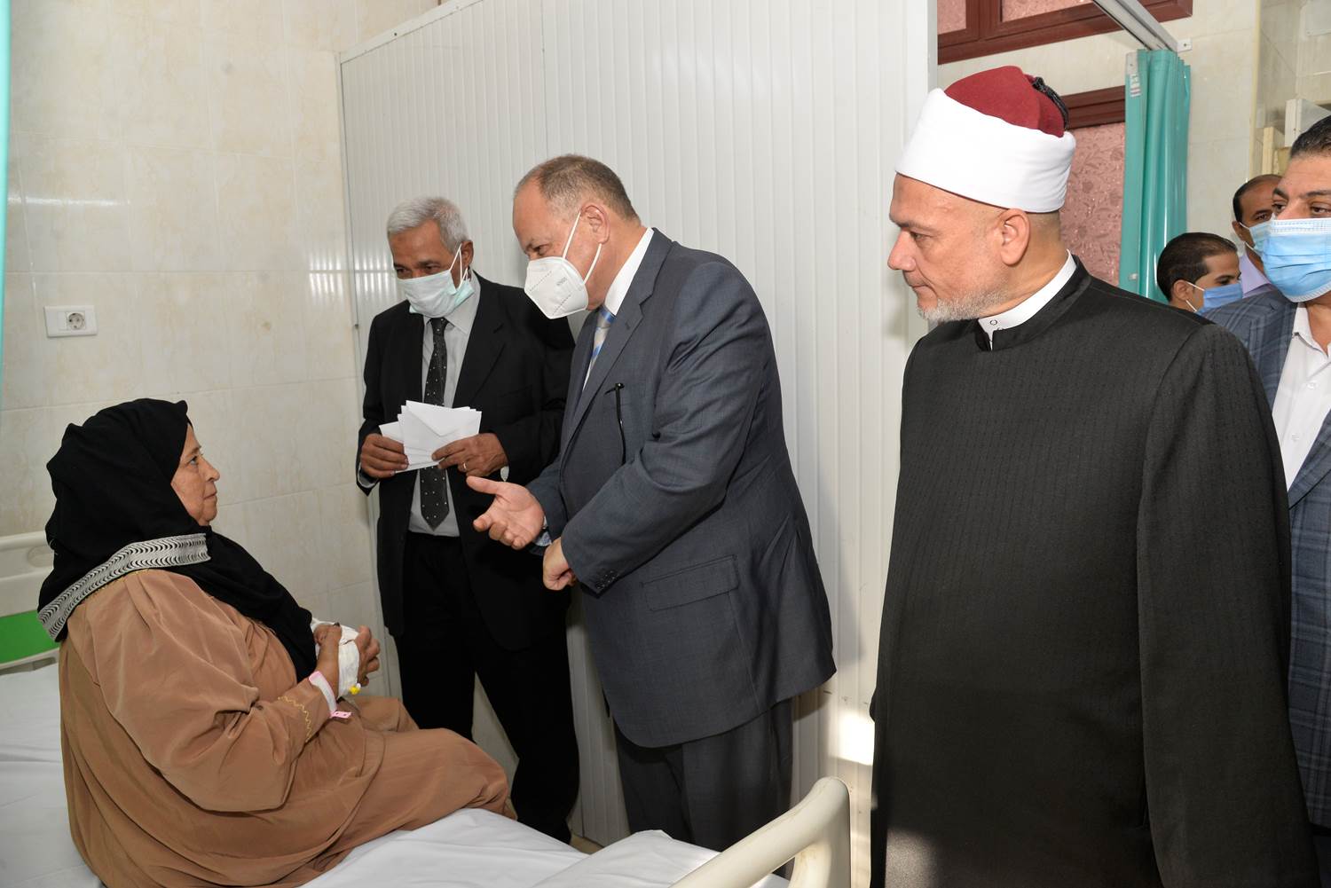 محافظ أسيوط يزور مستشفيات الإيمان العام والشاملة لتهنئة المرضى بعيد الأضحى (4)