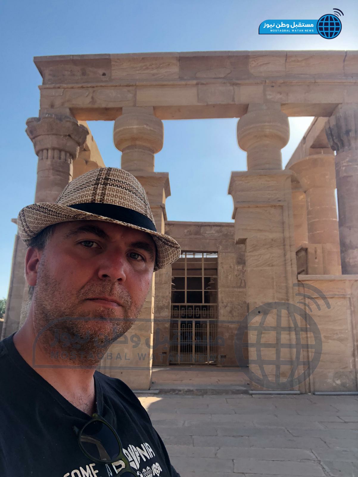 الكاتب الصربي داخل معبد هيبس بالخارجة