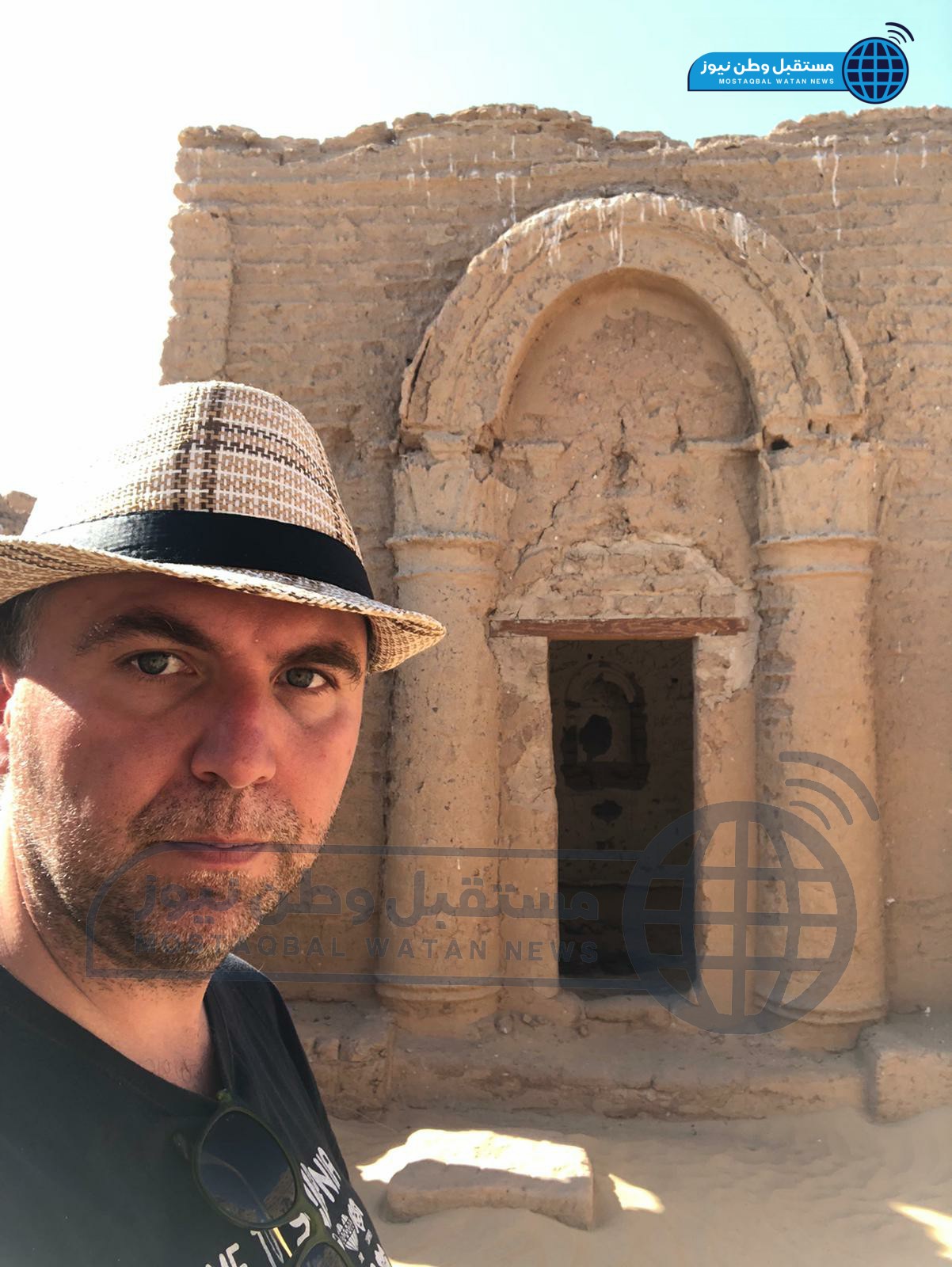الكاتب الصربي داخل منطقة البجواث الاثرية بالخارجة