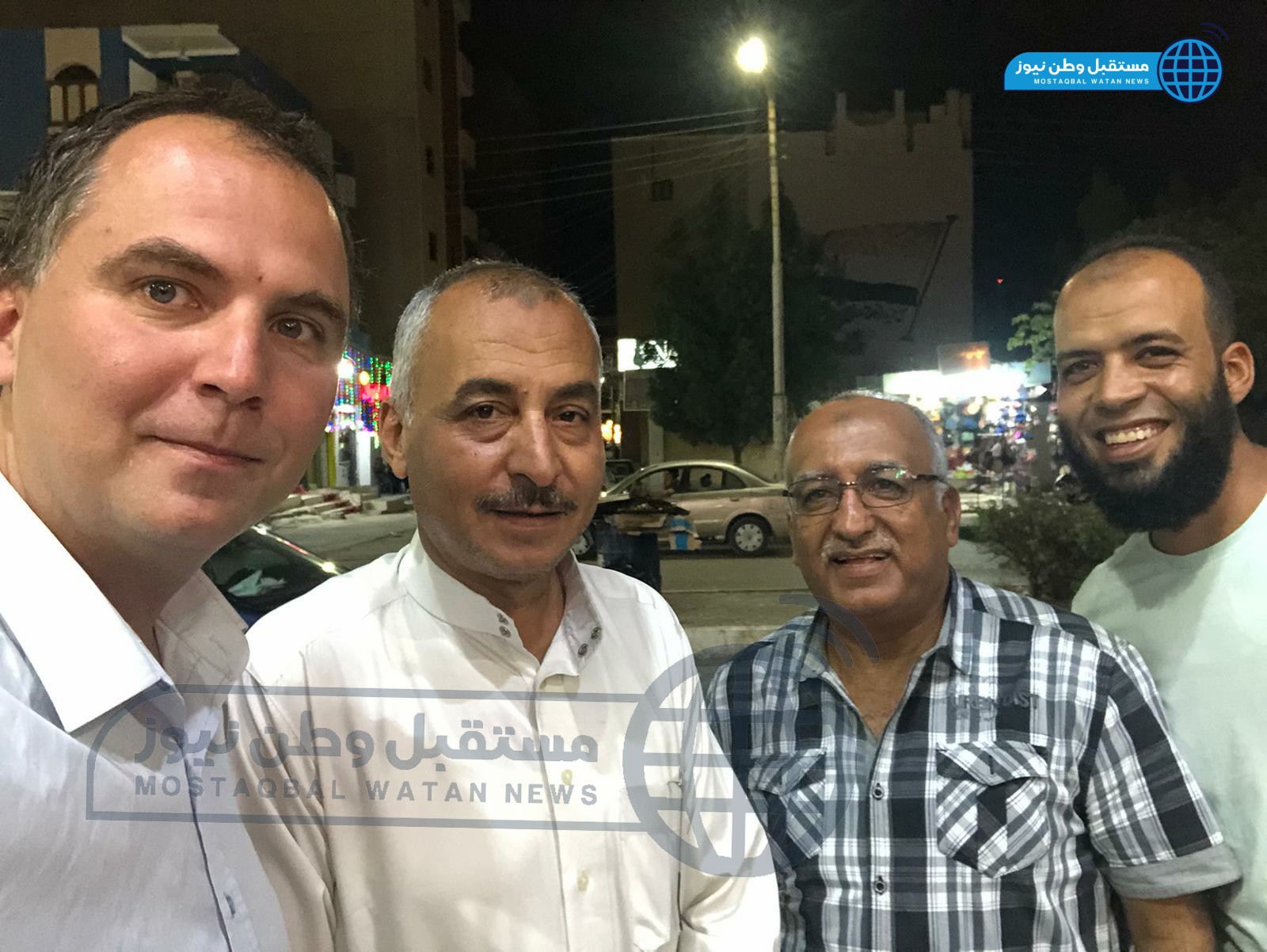 فيكتور الكاتب الصربي مع انباء مدينة الخارجة وعمال مطعم شهير بها