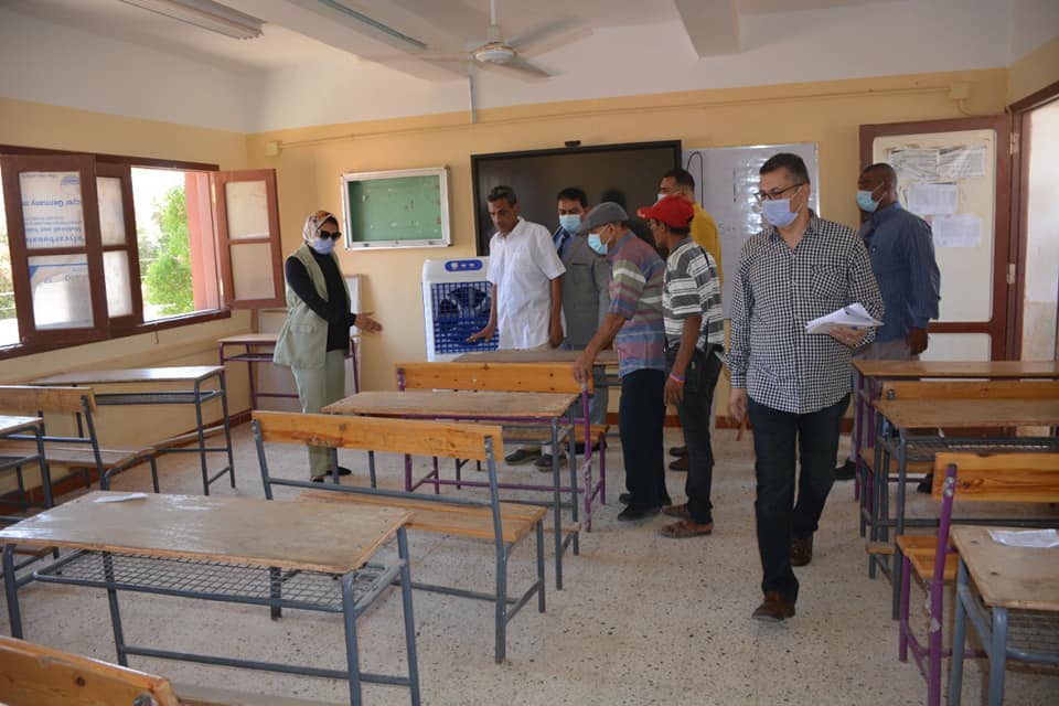 نائب محافظ الوادي الجديد تتابع جاهزية لجان الثانوية العامة بالخارجة (1)