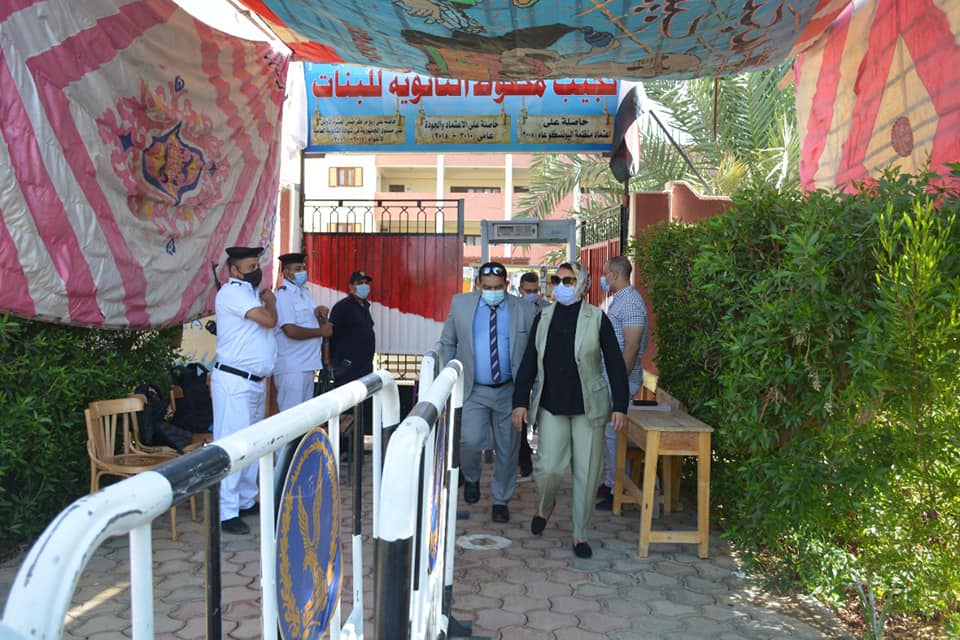 نائب محافظ الوادي الجديد تتابع جاهزية لجان الثانوية العامة بالخارجة (6)