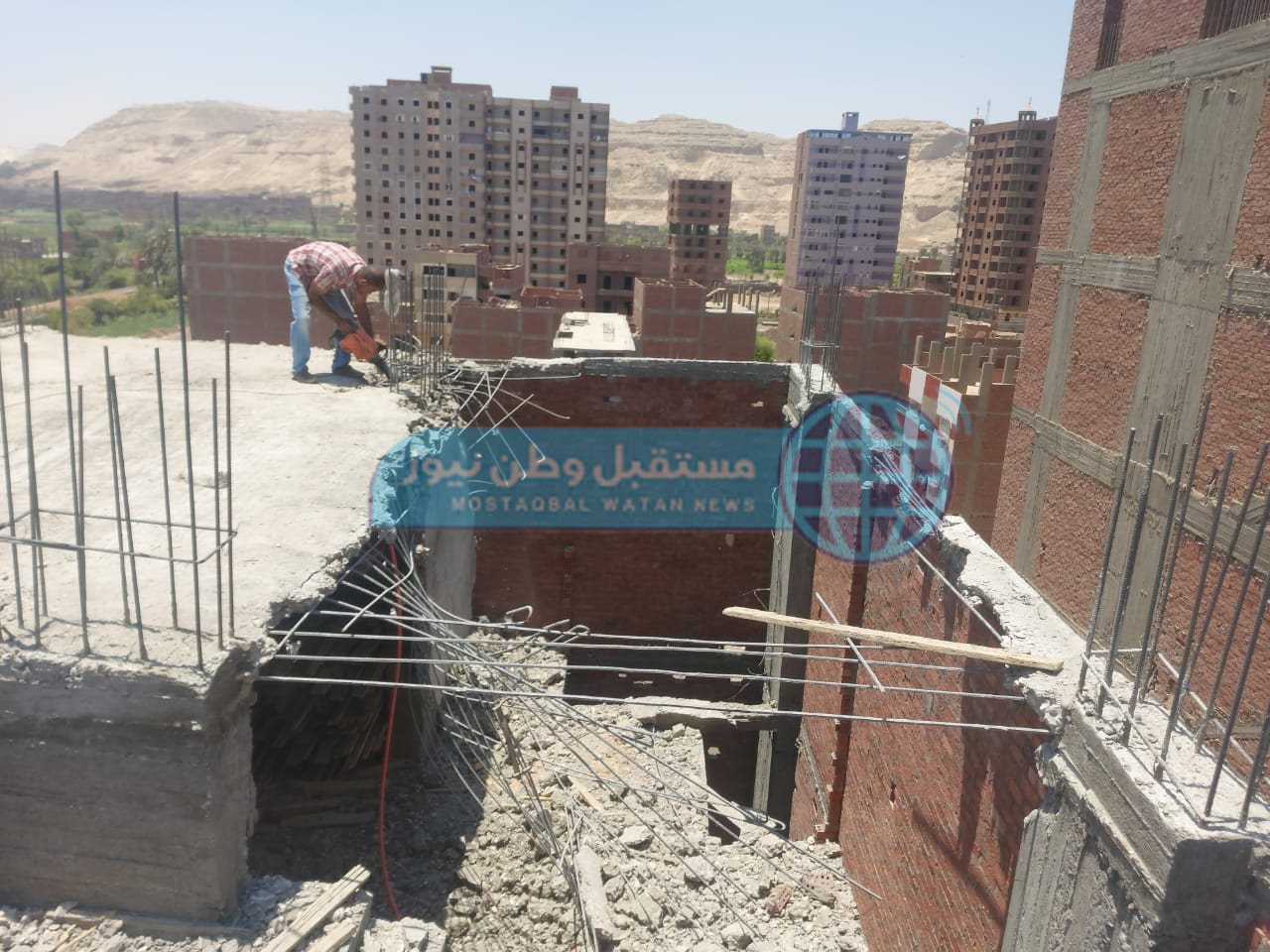 إزالة حالات تعدي بمراكز الفتح والبداري وحي غرب (11)