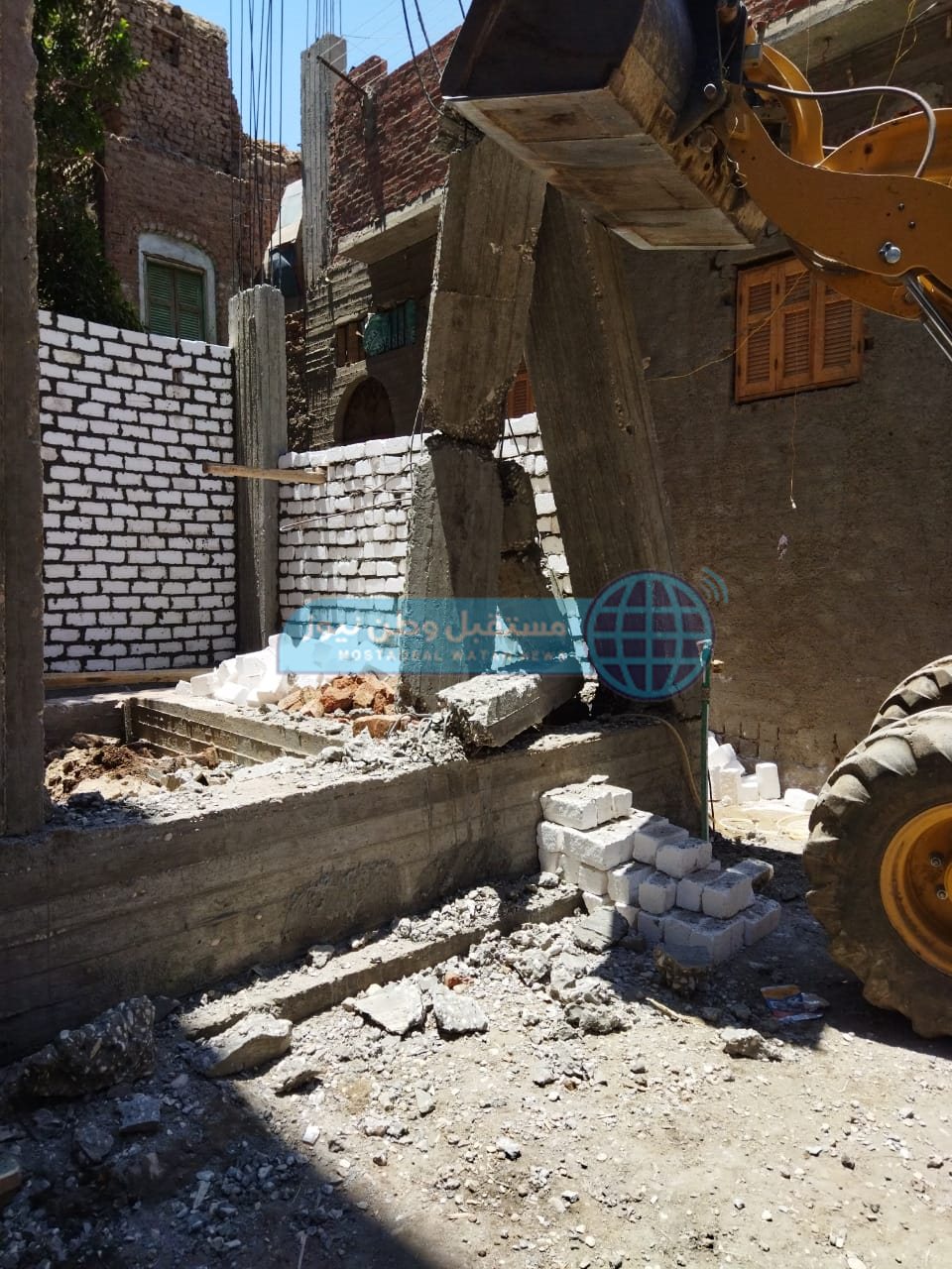 إزالة حالات تعدي بمراكز الفتح والبداري وحي غرب (1)
