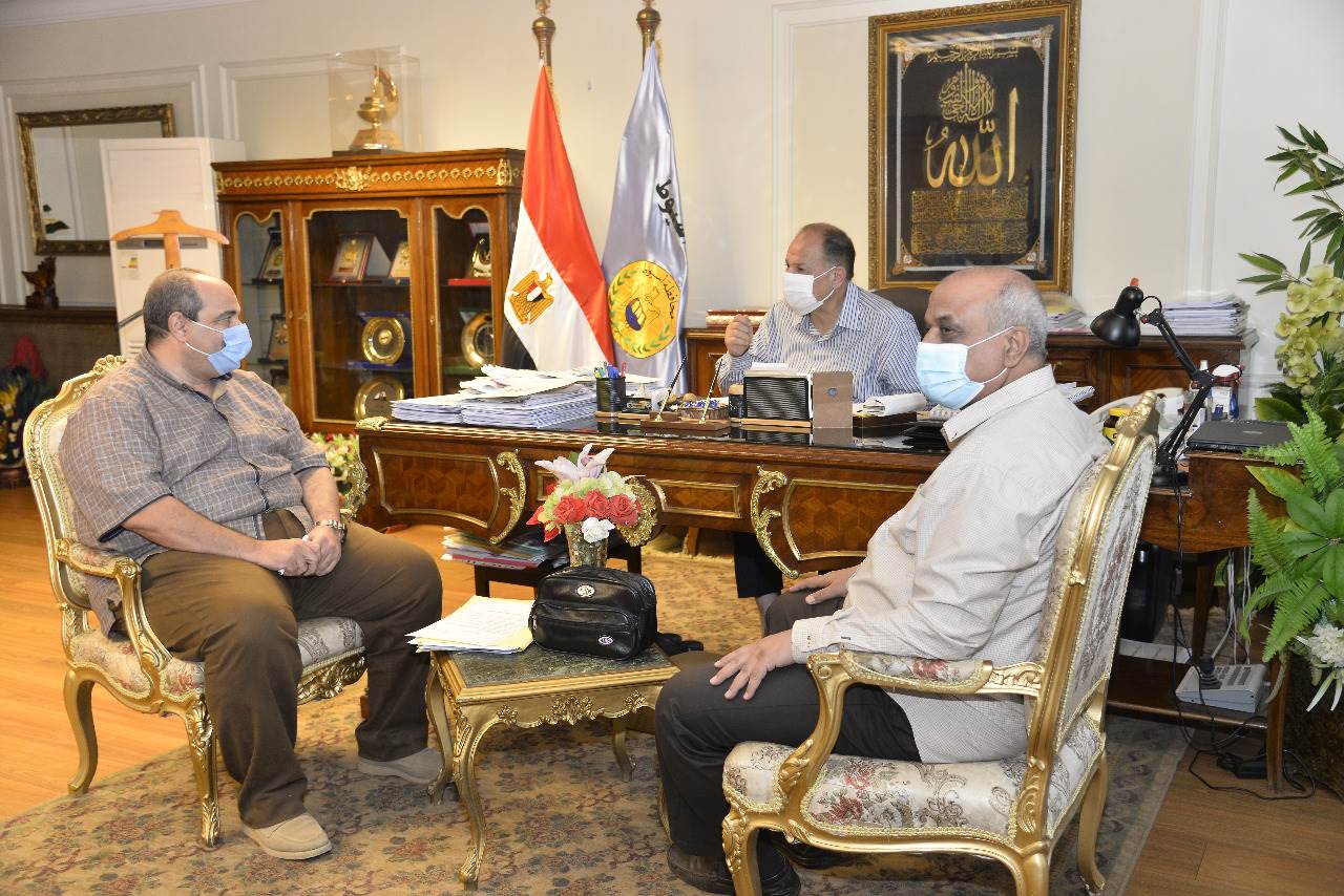 محافظ أسيوط يعقد اجتماعًا ضمن تطوير الريف المصري (1)