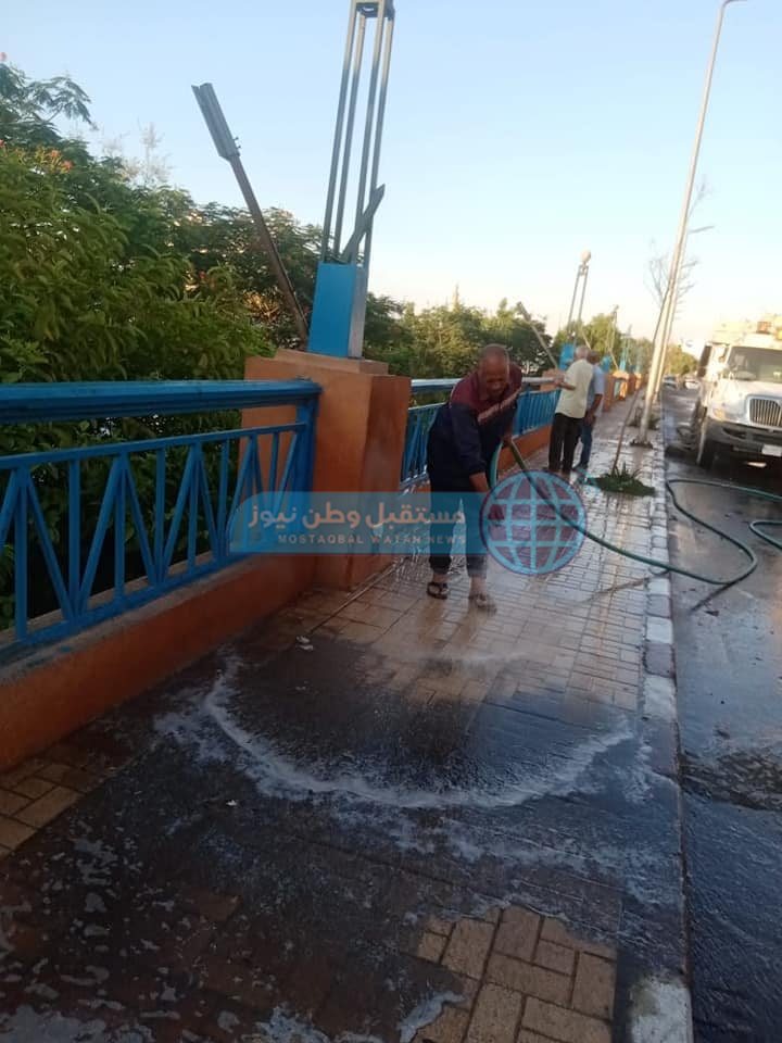 غسيل الأرصفة بشوارع حي شرق ضمن خطة التطوير والتجميل (11)