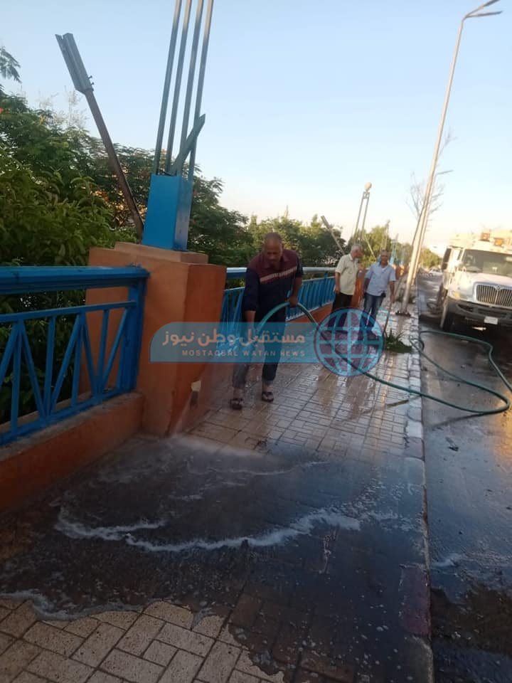 غسيل الأرصفة بشوارع حي شرق ضمن خطة التطوير والتجميل (3)
