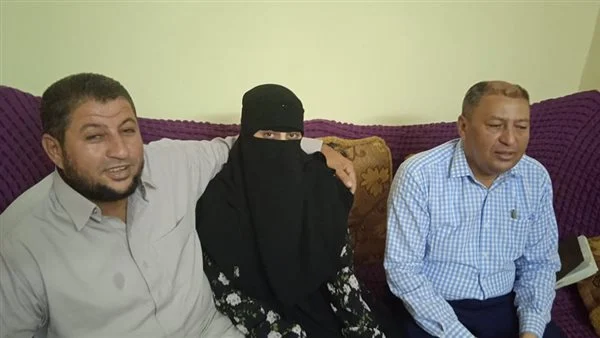 الطالبة شهد وسط ولدها وعمها (1)