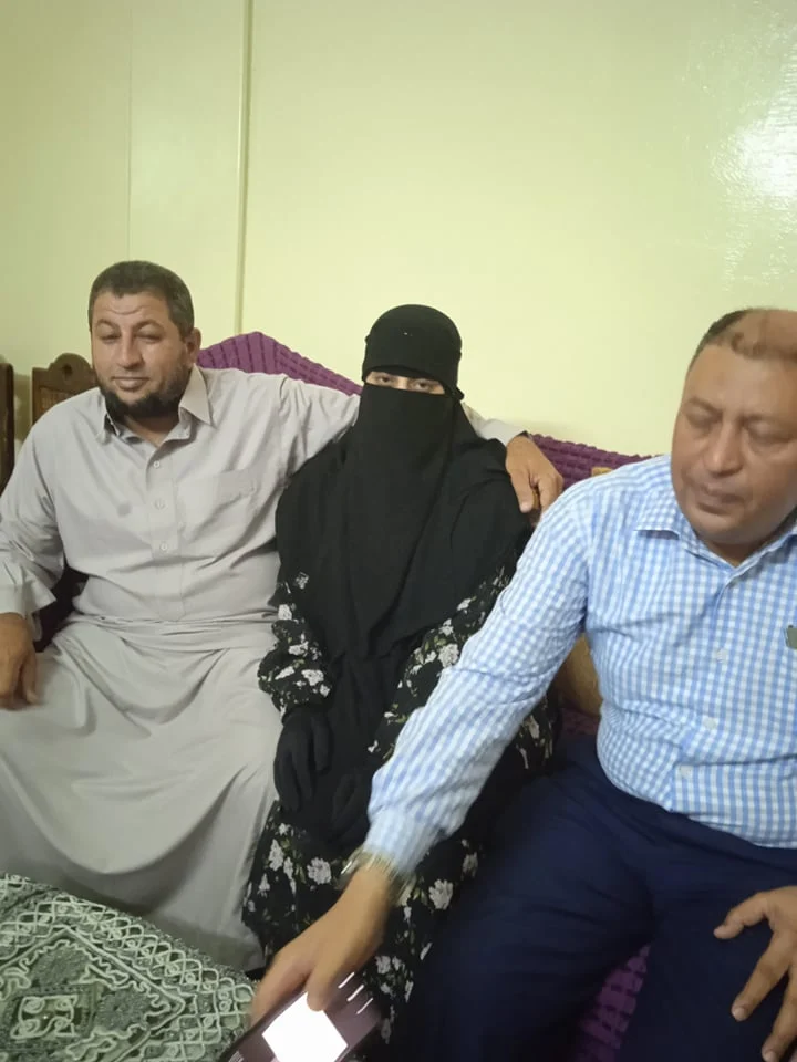 الطالبة شهد وسط ولدها وعمها (2)