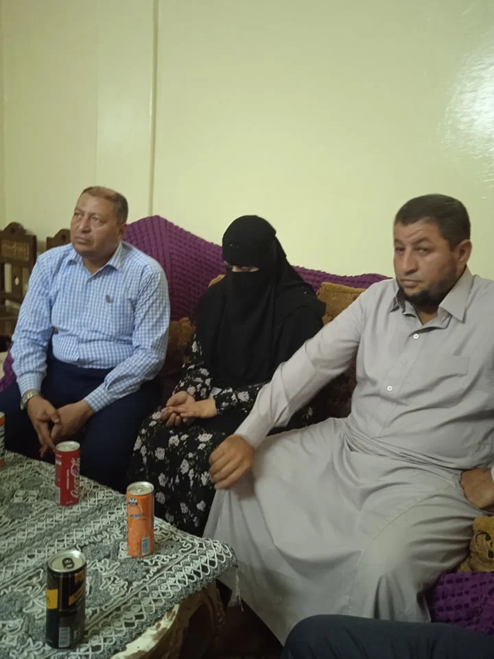 الطالبة شهد وسط ولدها وعمها (3)