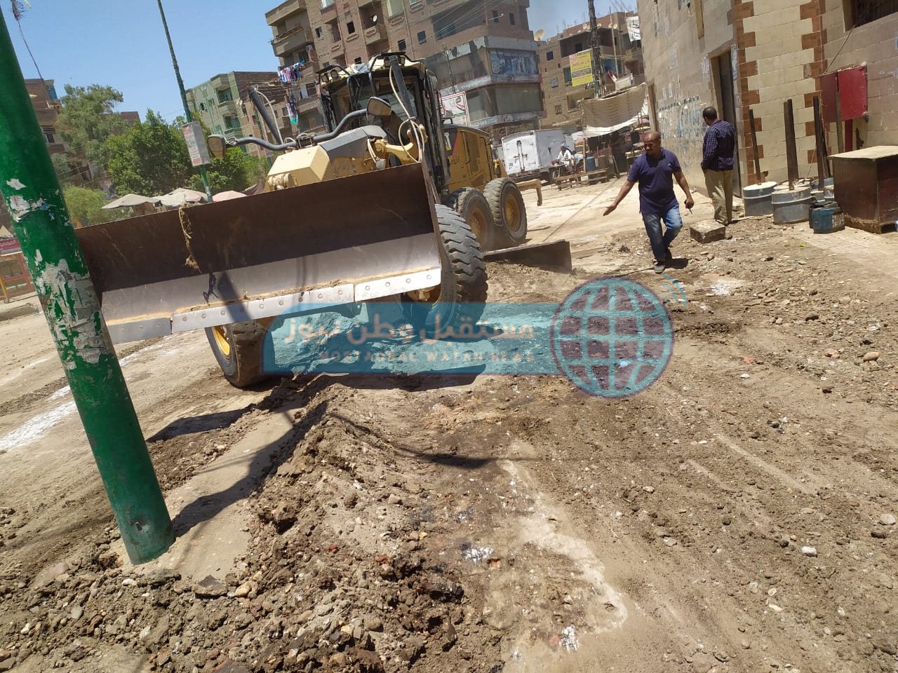 حملة مكبرة بمنفلوط للنظافة وتمهيد الطرق بمشاركة الانقاذ السريع وجهاز التجميل (9)
