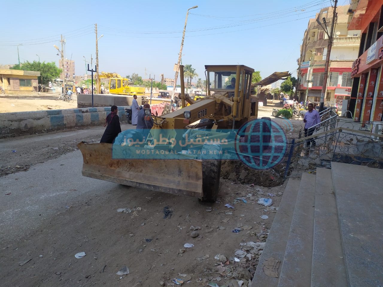 حملة مكبرة بمنفلوط للنظافة وتمهيد الطرق بمشاركة الانقاذ السريع وجهاز التجميل (6)