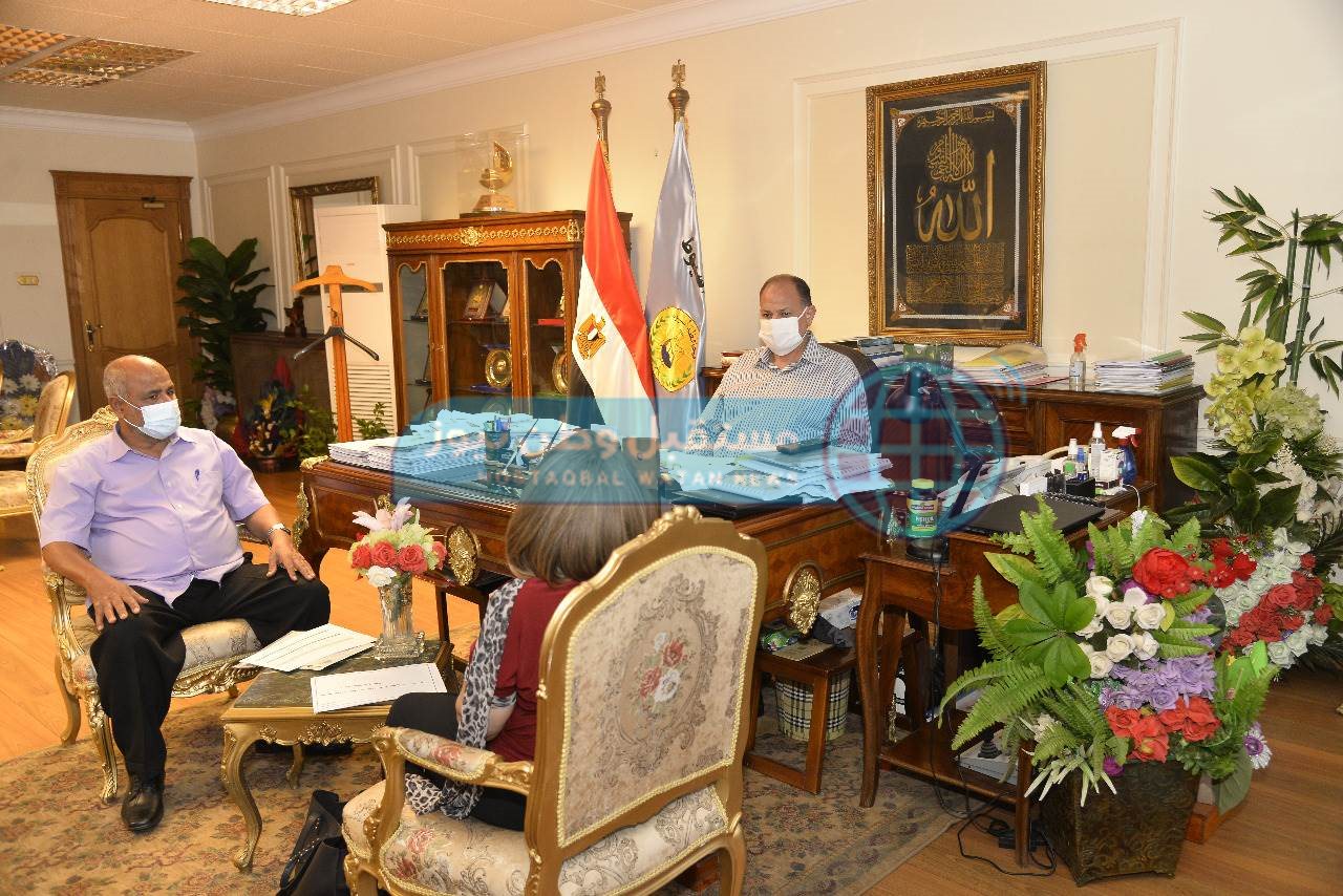 لقاء محافظ أسيوط مع مسئولي الطرق (3)-1