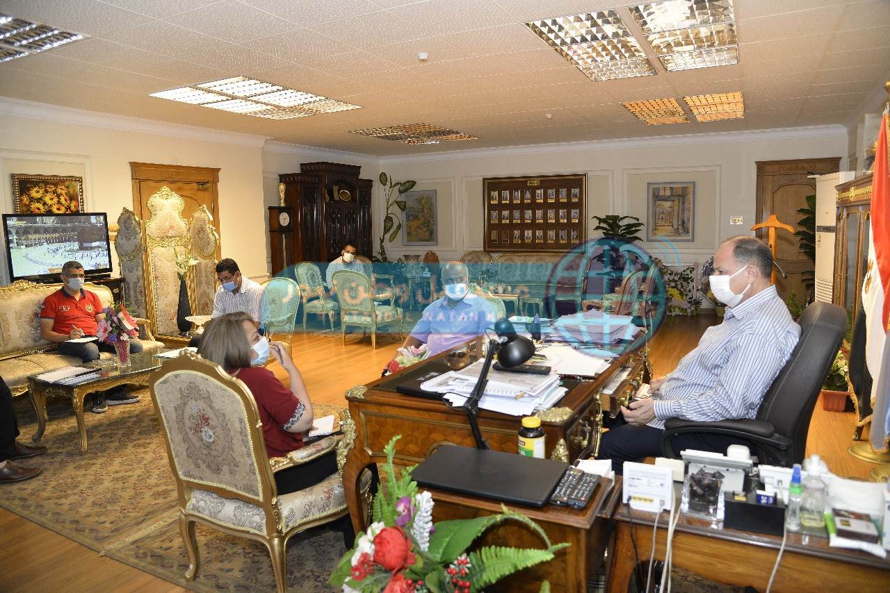 لقاء محافظ أسيوط مع مسئولي الطرق (2)-1