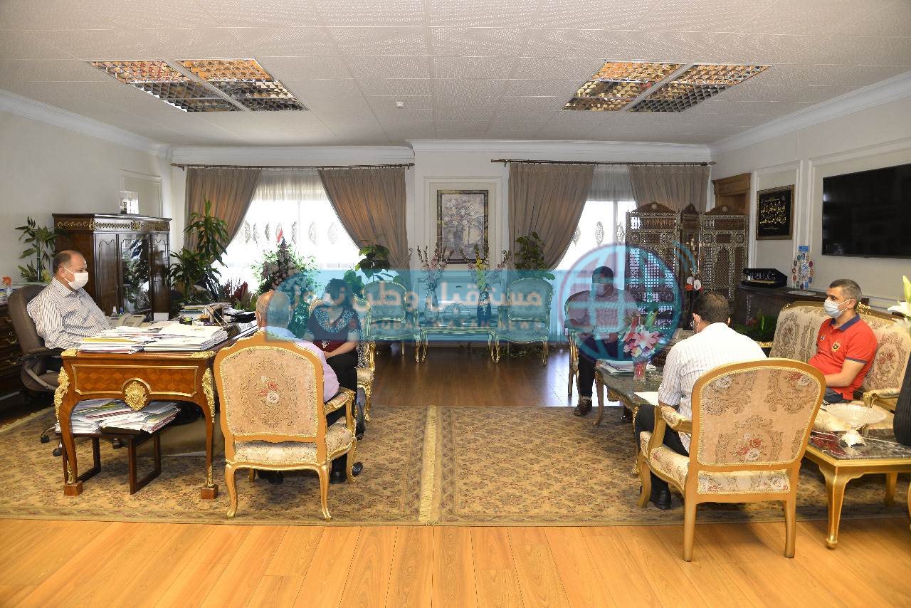 لقاء محافظ أسيوط مع مسئولي الطرق (1)-1