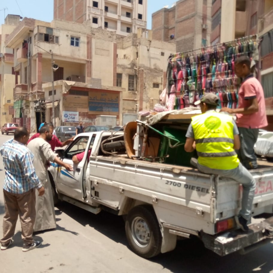 حملة لإزالة اشغالات الباعة الجائلين وتحقيق الانضباط بشوارع وميادين حي غرب (3)