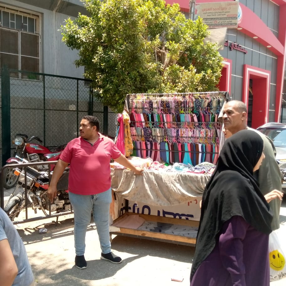 حملة لإزالة اشغالات الباعة الجائلين وتحقيق الانضباط بشوارع وميادين حي غرب (1)