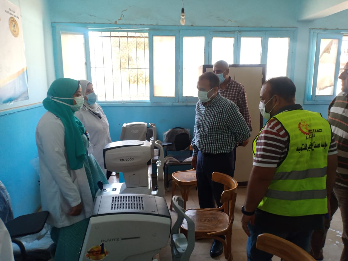 السكرتير المساعد يتفقد فعاليات القافلة الطبية للعيون بمركز صدفا ضمن حياة كريمة (4)