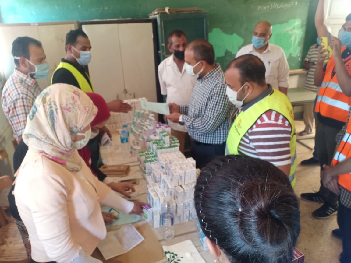 السكرتير المساعد يتفقد فعاليات القافلة الطبية للعيون بمركز صدفا ضمن حياة كريمة (2)