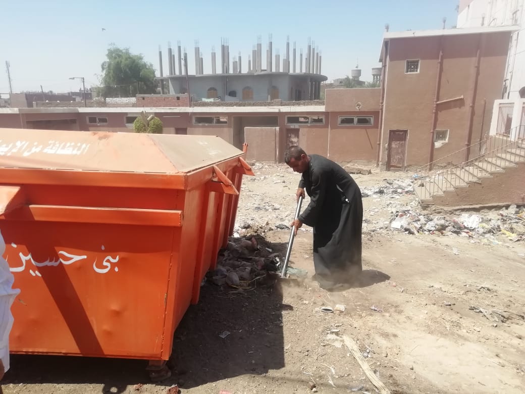حملة نظافة وتشجير وندوات توعية بقريتي مسرع وأولاد رايق بمركز أسيوط (10)