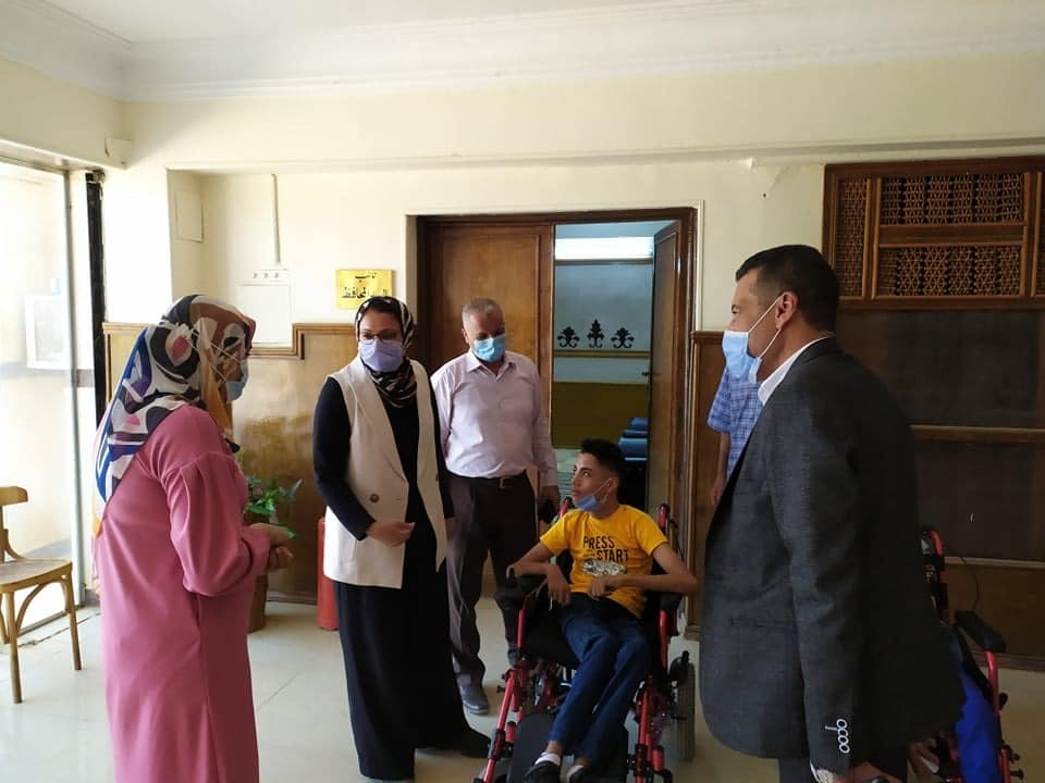 بيت الزكاة يدعم أطفال الوادي الجديد ذوي الهمم بمقاعد متحركة كهربائية (1)