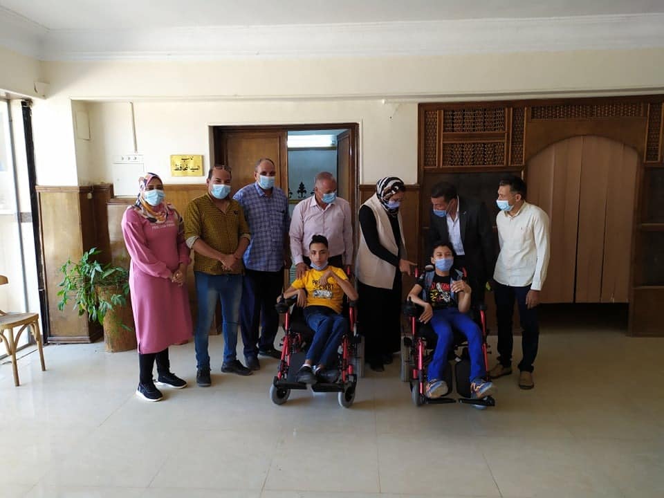 بيت الزكاة يدعم أطفال الوادي الجديد ذوي الهمم بمقاعد متحركة كهربائية (3)